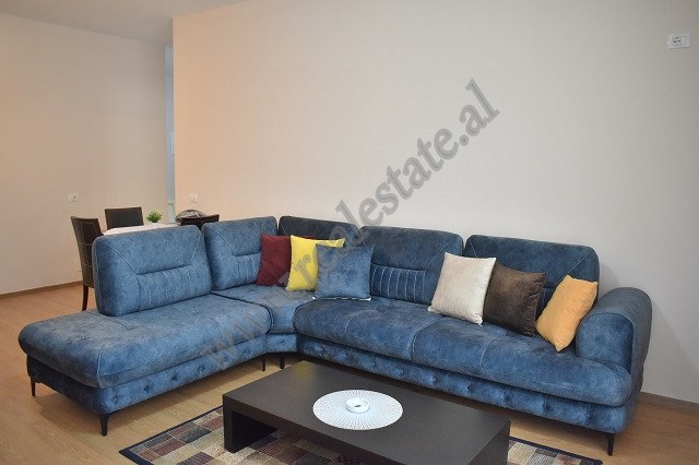 Apartament 1+1 me qira ne rrugen 5 Maji shume prane shkolles&nbsp;Tirana Jone,ne Tirane.
Pozicionoh